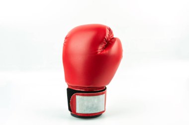 Beyaz arka plan üzerinde izole kırmızı deri Boks eldiveni