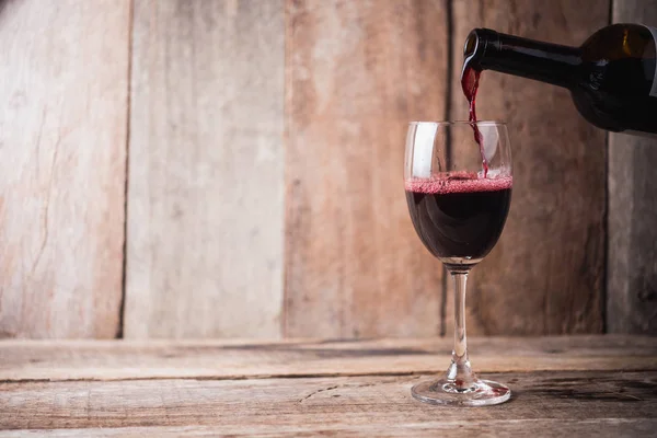 Versando Vino Nel Bicchiere Fondo Legno — Foto Stock