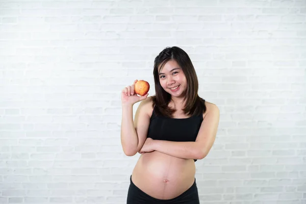 Schwangere Weißen Kleid Mit Rotem Apfel — Stockfoto