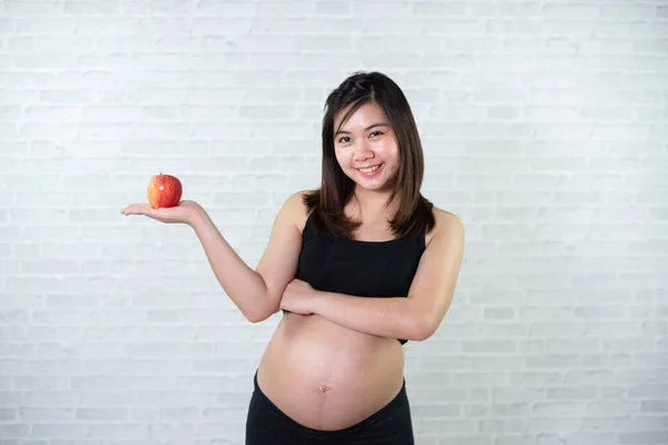 Schwangere Weißen Kleid Mit Rotem Apfel — Stockfoto
