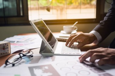 Masa başı işinde çalışan bir iş adamı.