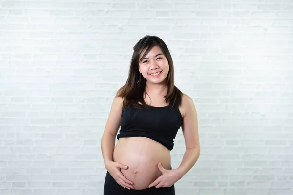 Porträt Von Schwangeren Asien Auf Weißem Hintergrund — Stockfoto