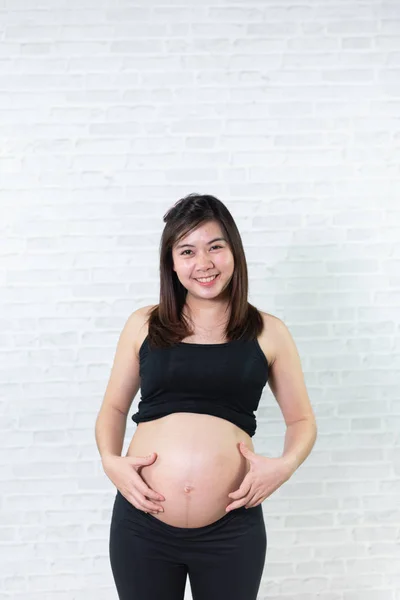 Porträt Von Schwangeren Asien Auf Weißem Hintergrund — Stockfoto