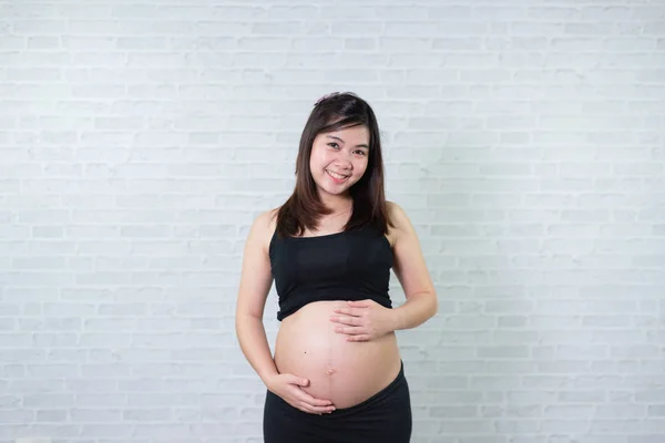 白色背景下的亚洲孕妇肖像 — 图库照片