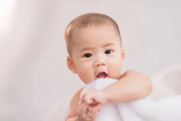 Portrait Asie Bébé Sur Lit Blanc — Photo