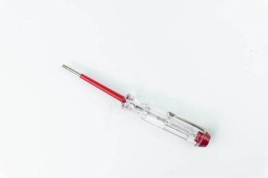 destornillador con mano roja sobre fondo blanco