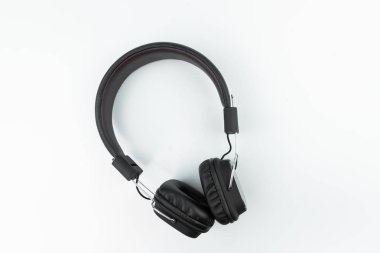 Beyaz arka plan üzerinde izole kulaklık