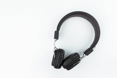 Beyaz arka plan üzerinde izole kulaklık