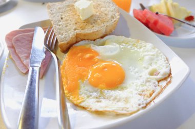 Beyaz masaya Servis Kahvaltı