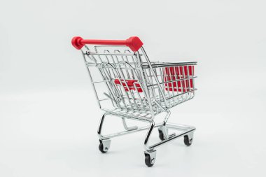 Beyaz arka plan üzerinde izole sepeti yakın çekim