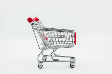 Beyaz arka plan üzerinde izole sepeti yakın çekim