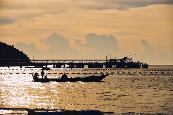 夕阳中海与舟的剪影 — 图库照片