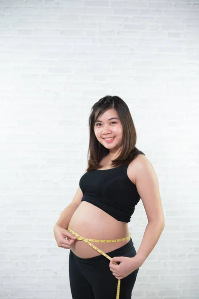 孕妇测量腹部周长 — 图库照片