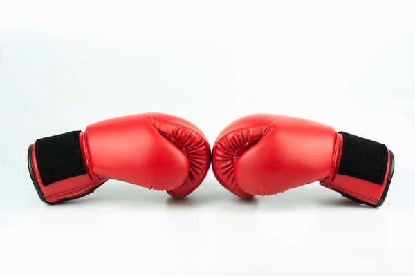 Guantes Boxeo Cuero Rojo Aislados Sobre Fondo Blanco —  Fotos de Stock