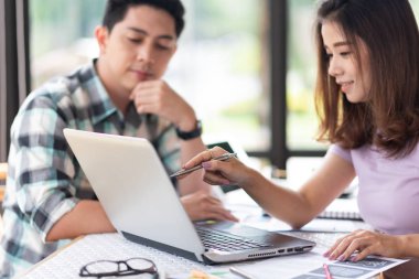 İki kişi bir proje hakkında konuşuyor, iş konsepti.