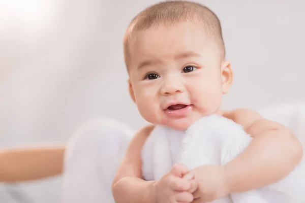 Retrato Ásia Bebê Branco Cama — Fotografia de Stock