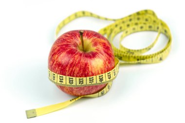 Kavramı, elma ve ölçüm bandı, beyaz arka plan üzerinde izole Diyet
