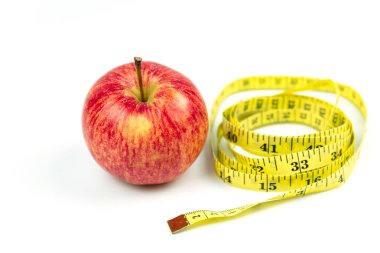 Kavramı, elma ve ölçüm bandı, beyaz arka plan üzerinde izole Diyet