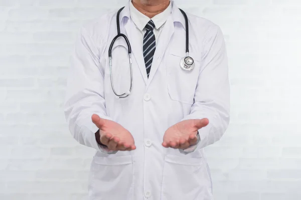 Retrato Del Médico Sobre Fondo Blanco — Foto de Stock