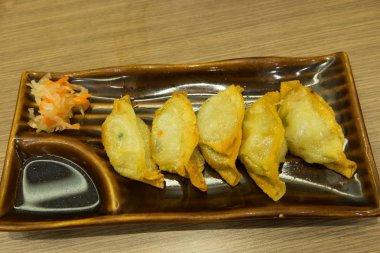 Japon gyoza 'sı ya da soya soslu hamur tatlısı.
