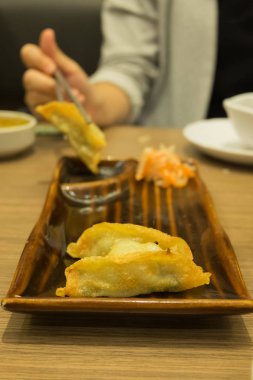 Japon gyoza 'sı ya da soya soslu hamur tatlısı.