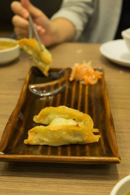 Japon gyoza 'sı ya da soya soslu hamur tatlısı.