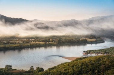 dağ nehir ve sabah gündoğumu siste