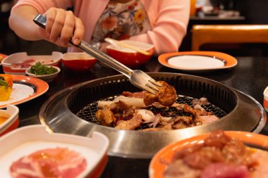 Barbekü veya Japon tarzı yakiniku için ızgara üzerinde ham sığır eti ve domuz eti dilim