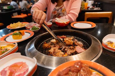 Barbekü veya Japon tarzı yakiniku için ızgara üzerinde ham sığır eti ve domuz eti dilim