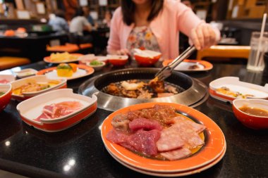 Barbekü veya Japon tarzı yakiniku için ızgara üzerinde ham sığır eti ve domuz eti dilim