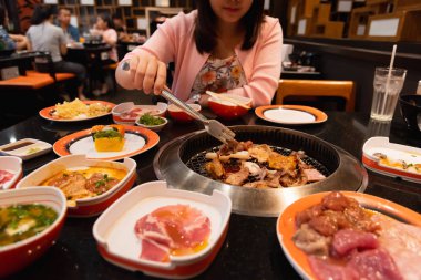 Barbekü veya Japon tarzı yakiniku için ızgara üzerinde ham sığır eti ve domuz eti dilim