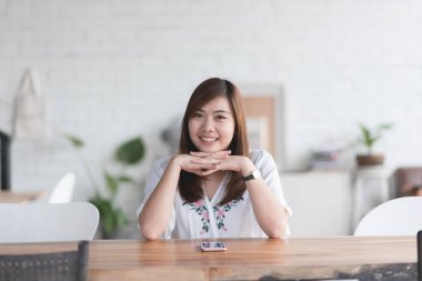 kafede Asya sevimli kız portresi