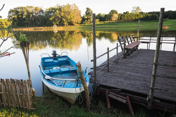 Aparcamiento Barco Azul Río — Foto de Stock