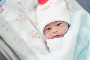 Şirin bebek yatakta portresi