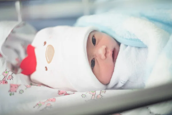 Ritratto Bambino Carino Sul Letto — Foto Stock