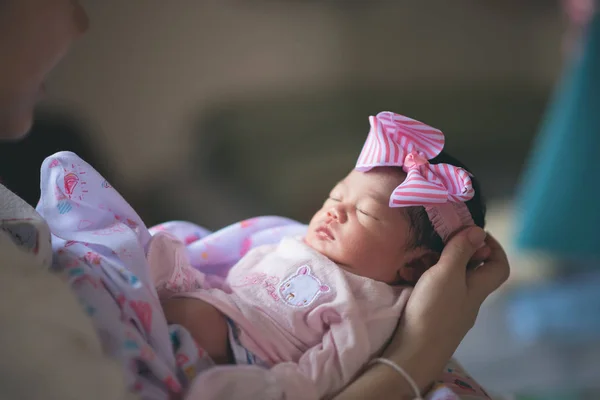 Carino Bambino Sonno Sulla Mamma Mano — Foto Stock