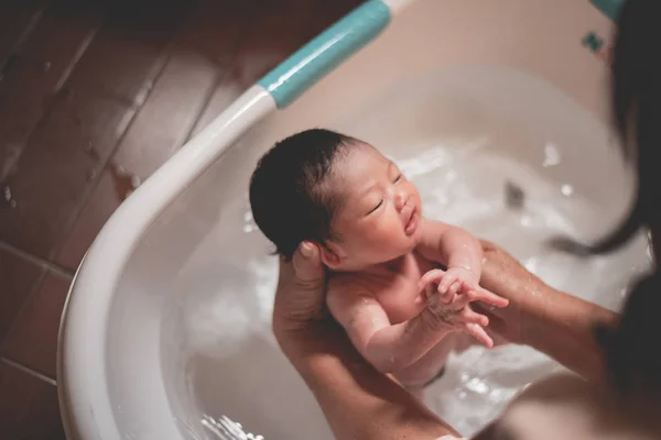 Bambino Prendendo Una Doccia Con Sua Mamma — Foto Stock