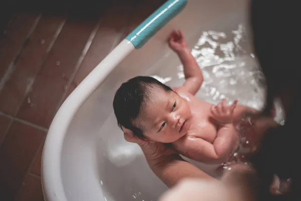 Dítě Sprchu Její Matkou — Stock fotografie