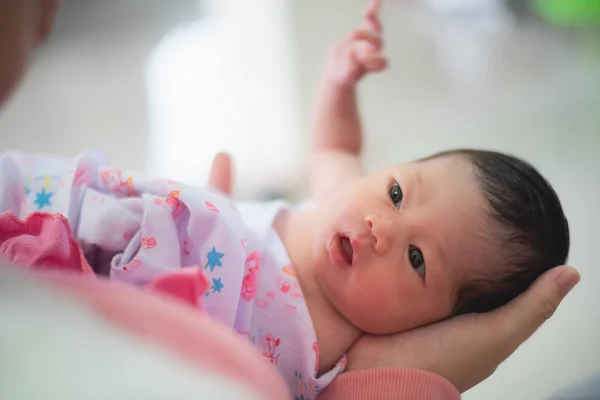 Ritratto Bambino Carino Sul Letto — Foto Stock