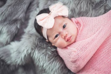 Şirin bebek yatakta portresi