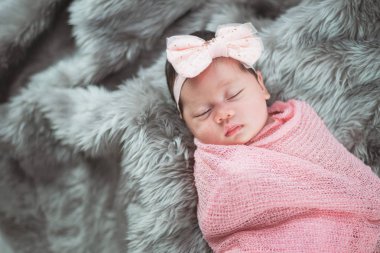 Şirin bebek yatakta portresi