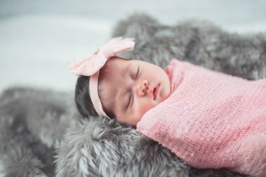 Şirin bebek yatakta portresi