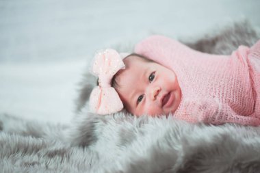 Şirin bebek yatakta portresi