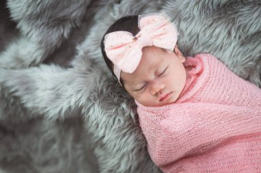 Şirin bebek yatakta portresi