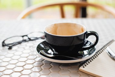 Beyaz masada bir fincan kahve.