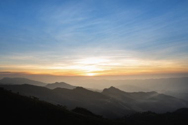 Günbatımında dağ ve mavi gökyüzü