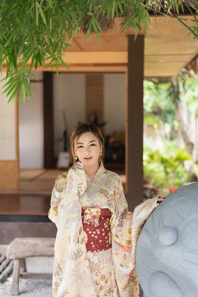 Bonito Menina Vestindo Japonês Yukata — Fotografia de Stock