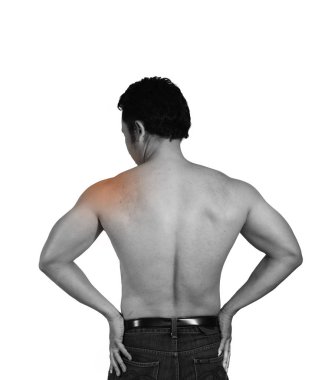 Beyaz arka planda izole omuz ağrısı olan adam