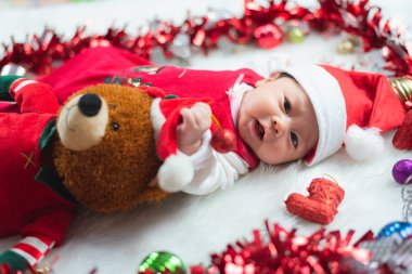 Noel kavramı içinde şirin bebek portresi