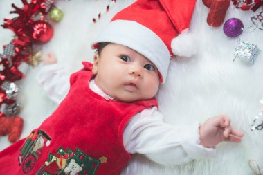 Noel kavramı içinde şirin bebek portresi